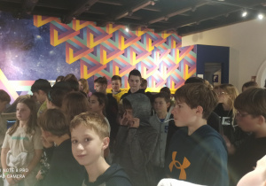 Uczniowie zwiedzają Muzeum Świat Iluzji w Warszawie