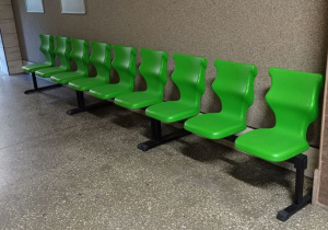 Zielone krzesła szeregowe.