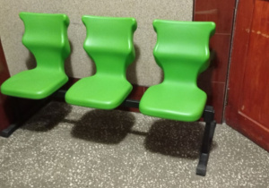 Zielone krzesła szeregowe.