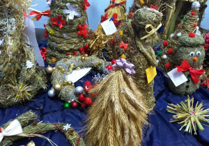 Wystawa ozdób i upominków świątecznych wykonanych z siana i słomy.