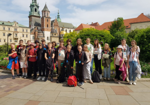 Grupa uczniów przed Kaplicą na Wawelu.