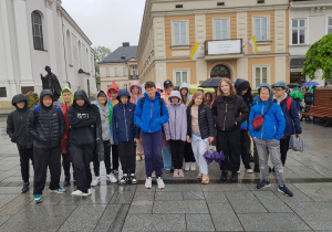 Uczniowie przed Muzeum Ojca Świętego Jana Pawła II w Wadowicach.