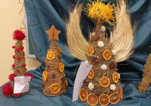 Prace konkursowe Ozdoby i upominki świąteczne z siana i słomy, anioł, dwie choinki