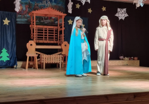 Józef i Maryja podczas występu jasełkowego.