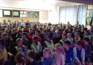 Przedszkolaki na widowni oglądający przedstawienie.