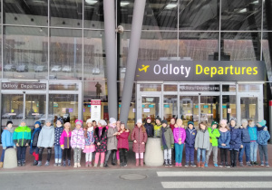 Uczniowie klasy 2c przed lotniskiem.