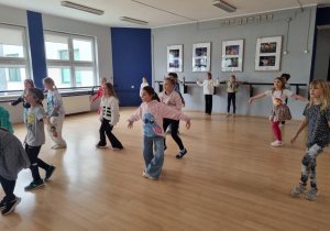 Nauka tańca łowickiego przez uczniów klasy 2c.