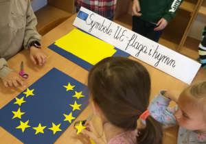 Zdjęcie nr 3- na zdjęciu dzieci tworzą flagę UE