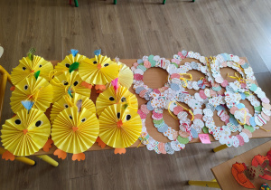 Zdjęcie nr 5 - na zdjęciu papierowe kurczaczki składane w harmonijkę oraz wielkanocny wieniec z papieru
