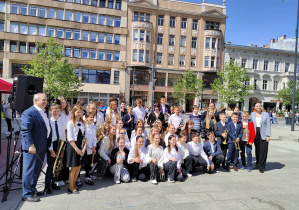 Wspólne zdjęcie orkiestry dętej wraz z Dyrygentem po zakończeniu obchodów w Pasażu Schillera.