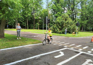 Uczennica jedzie na rowerze na trasie konkursowej.