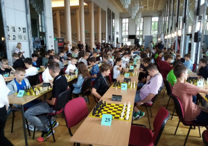 Rozgrywki szachowe między uczestnikami.