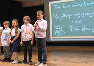 Uczniowie klasy 2d występujący na scenie.