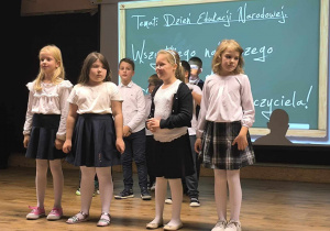 Uczniowie klasy 2d występujący na scenie.