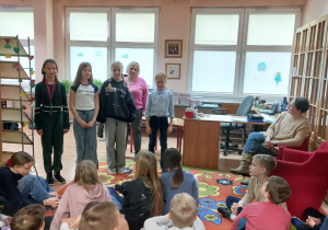 Uczniowie klas 4-8 podczas podsumowania konkursu.