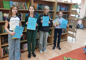 Wyróżnieni i laureaci VII Szkolnego Konkursu Recytatorskiego klas 4-8.