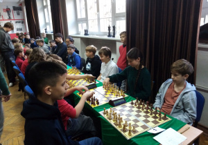 Nasi zawodnicy przy stole przed kolejną rundą rozgrywek.