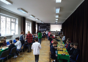 Ogólny widok sali rozgrywek, w tle pani dyrektor XII LO.