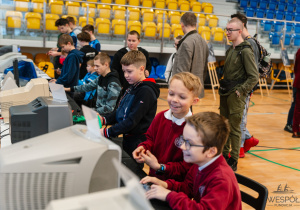 2.Dzieci przy starych komputerach podczas przerwy w rozgrywkach.