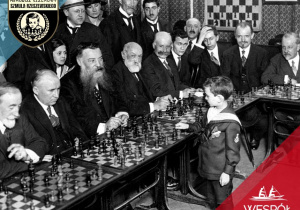 4.Archiwalne zdjęcie przedstawiające Samuela, jako chłopca grającego z dorosłymi szachistami.