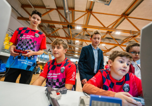 Jakub przy komputerach.