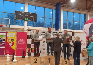 Nauczyciele na podium.