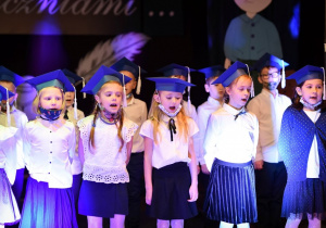 Dzieci z klasy 1b występują na scenie.