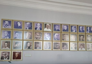 Na ścianie w Małej Sali Obrad wyeksponowane są portrety 35 honorowych mieszkańców Łodzi. Wśród nich znalazł się również Jacek Moll, syn naszego patrona szkoły Jana Molla oraz jego żona Jadwiga