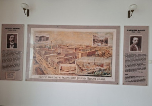 Zdjęcie w sepi przedstawia dawne zabudowania fabryczne, w których obecnie znajduje się Urząd Miasta Łodzi. Po obu jego stronach portrety byłych włścicieli J. Henzela i K. Moniza opatrzone krótkimi notami biograficznymi