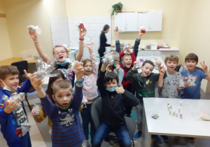 Dzieci pokazujące ykonane i zapakowane mydełka.