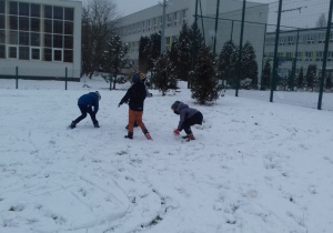 Uczniowie podczas zabaw na śniegu.