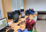 Dzieci siedzące przy komputerach.