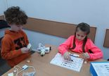 Dzieci budujące i programujące roboty.