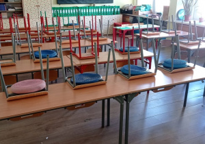 Ławki i krzesła dla uczniów.